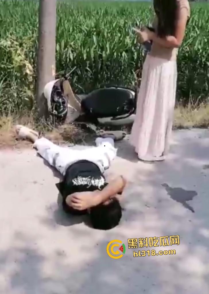 商丘永城小伙开电瓶车搭女友飙车撞树断腿,小仙女苦愁坐路边,这断腿了还在想要不要分手!-4