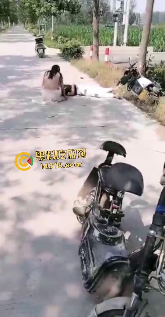 商丘永城小伙开电瓶车搭女友飙车撞树断腿,小仙女苦愁坐路边,这断腿了还在想要不要分手!-5