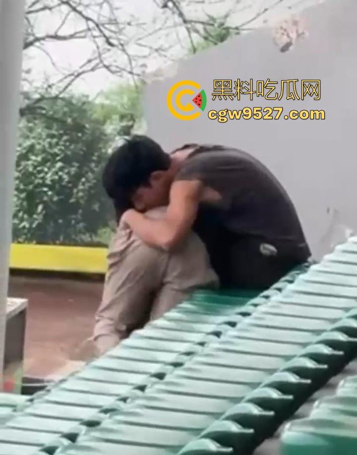 湖北美术学院，小情侣饥渴难耐户外刺激性爱，直接伸进了狂扣狂舔，场面极其刺激！-10