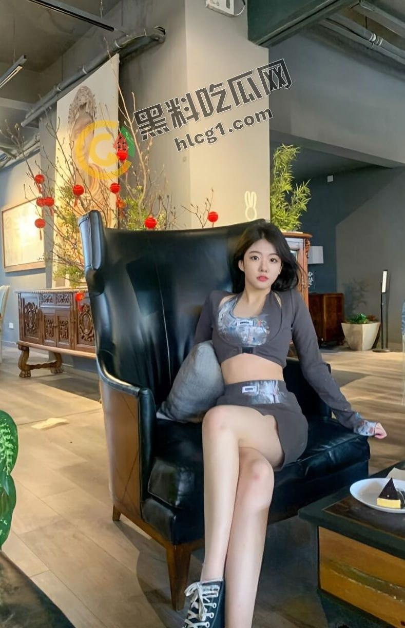 艺术学院校花流出!前凸后翘的性感身材,胸前大车灯让人目不转睛!-2