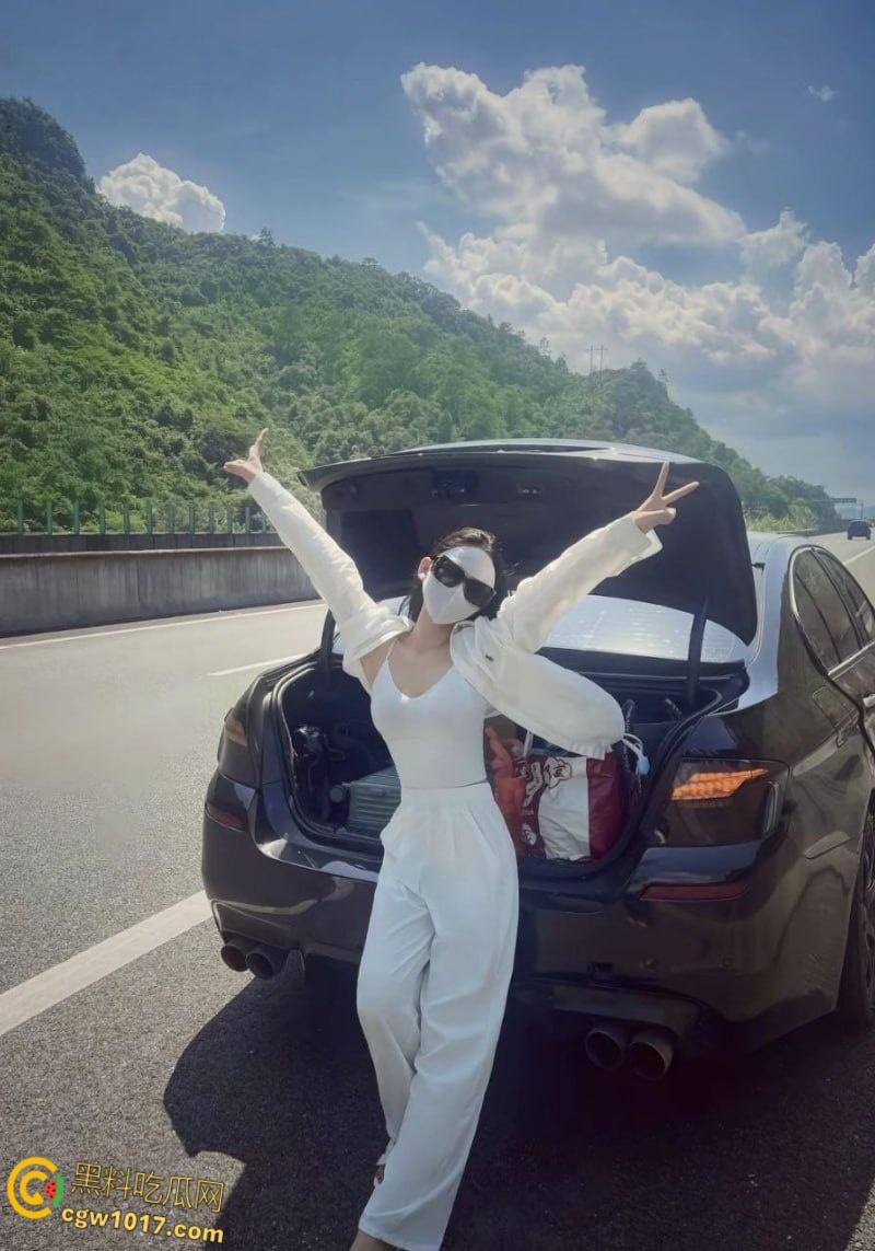 北京人妻【张霓裳】被金主调教爆操,美乳晃荡如水波荡漾,深喉口交骑乘后入,任金主肆意玩弄!-3