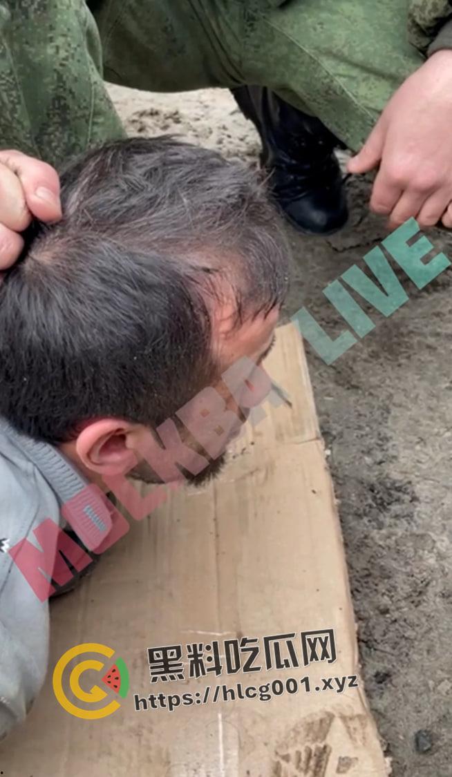 俄罗斯音乐厅恐怖袭击 恐怖分子放出第一视角 枪杀完还要补刀 以及被抓住后处决现场 血腥慎点!-1