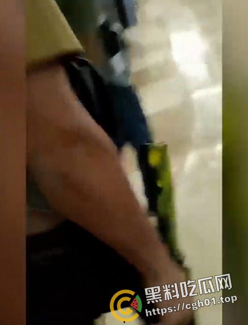 俄罗斯音乐厅恐怖袭击 恐怖分子放出第一视角 枪杀完还要补刀 以及被抓住后处决现场 血腥慎点!-5