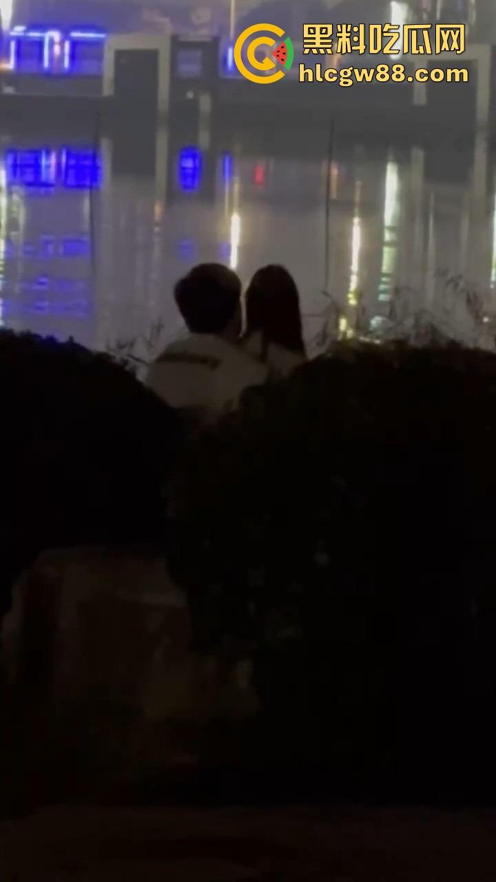 广州公园野战新玩法,骚货女在摇摇椅上浪叫不止,春天才刚暖,这就忍不住出来嗨了?-7