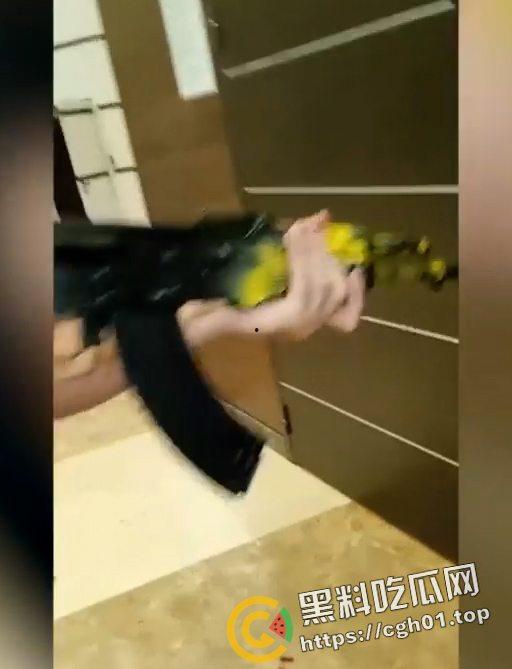 俄罗斯音乐厅恐怖袭击 恐怖分子放出第一视角 枪杀完还要补刀 以及被抓住后处决现场 血腥慎点!-6