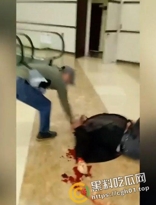 俄罗斯音乐厅恐怖袭击 恐怖分子放出第一视角 枪杀完还要补刀 以及被抓住后处决现场 血腥慎点!-8