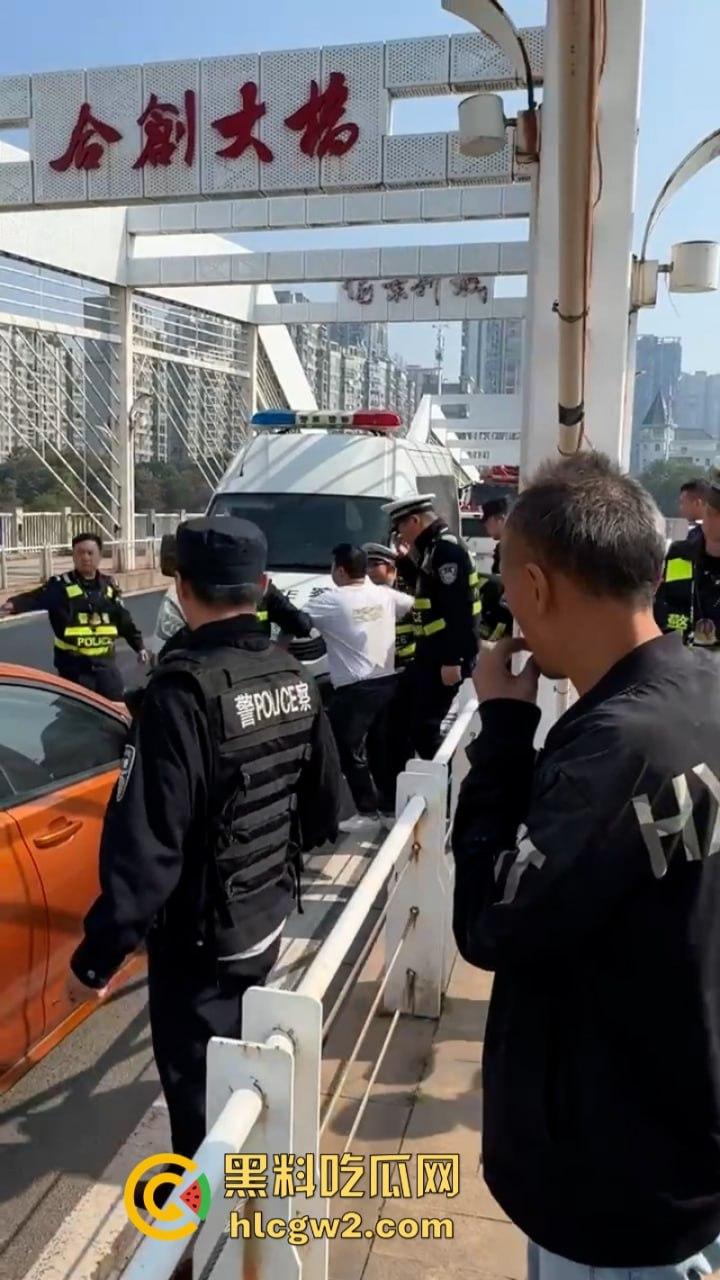 湖南衡阳小伙为求女友复合上演轻生苦肉计 中途又反悔 “桥不跳了,人还是要带走的!”-4