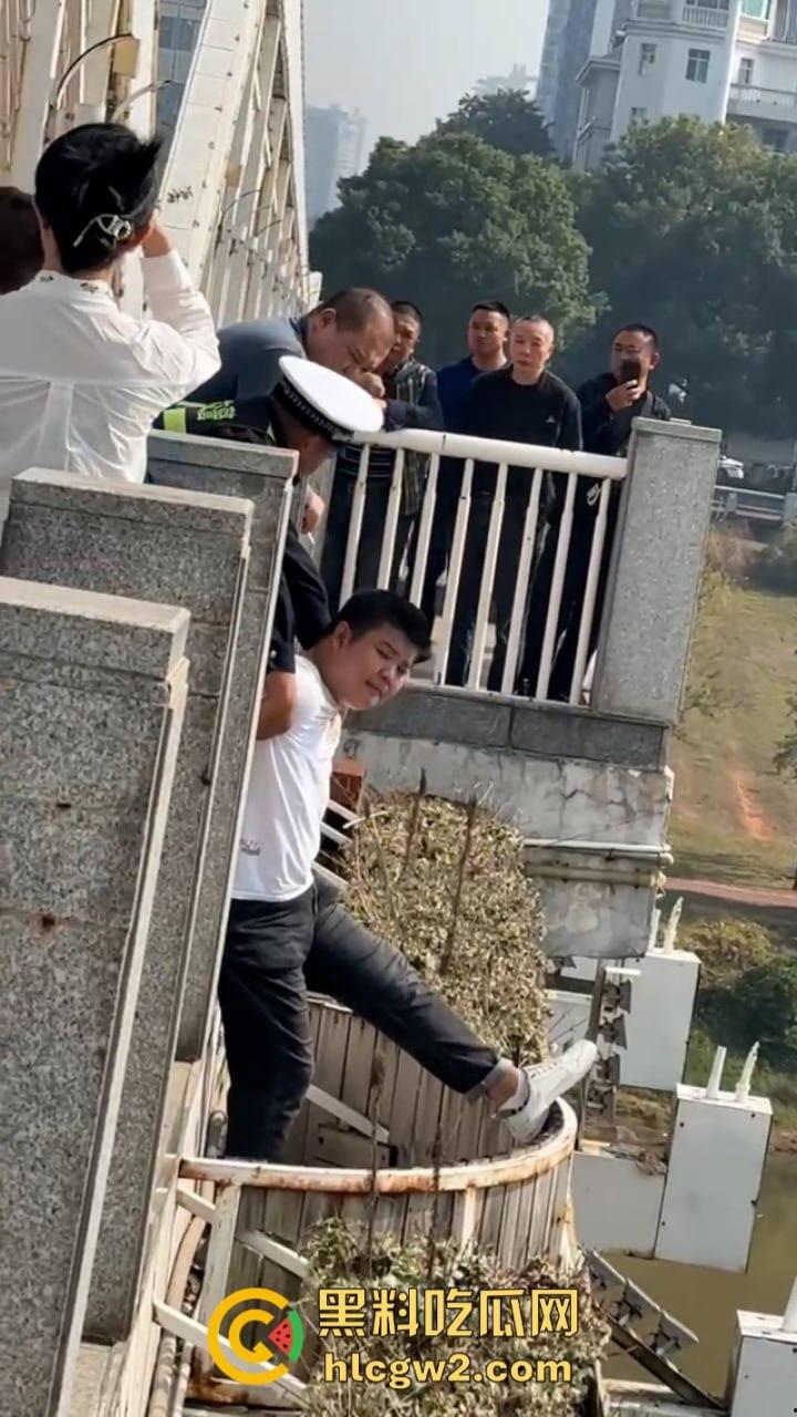 湖南衡阳小伙为求女友复合上演轻生苦肉计 中途又反悔 “桥不跳了,人还是要带走的!”-5