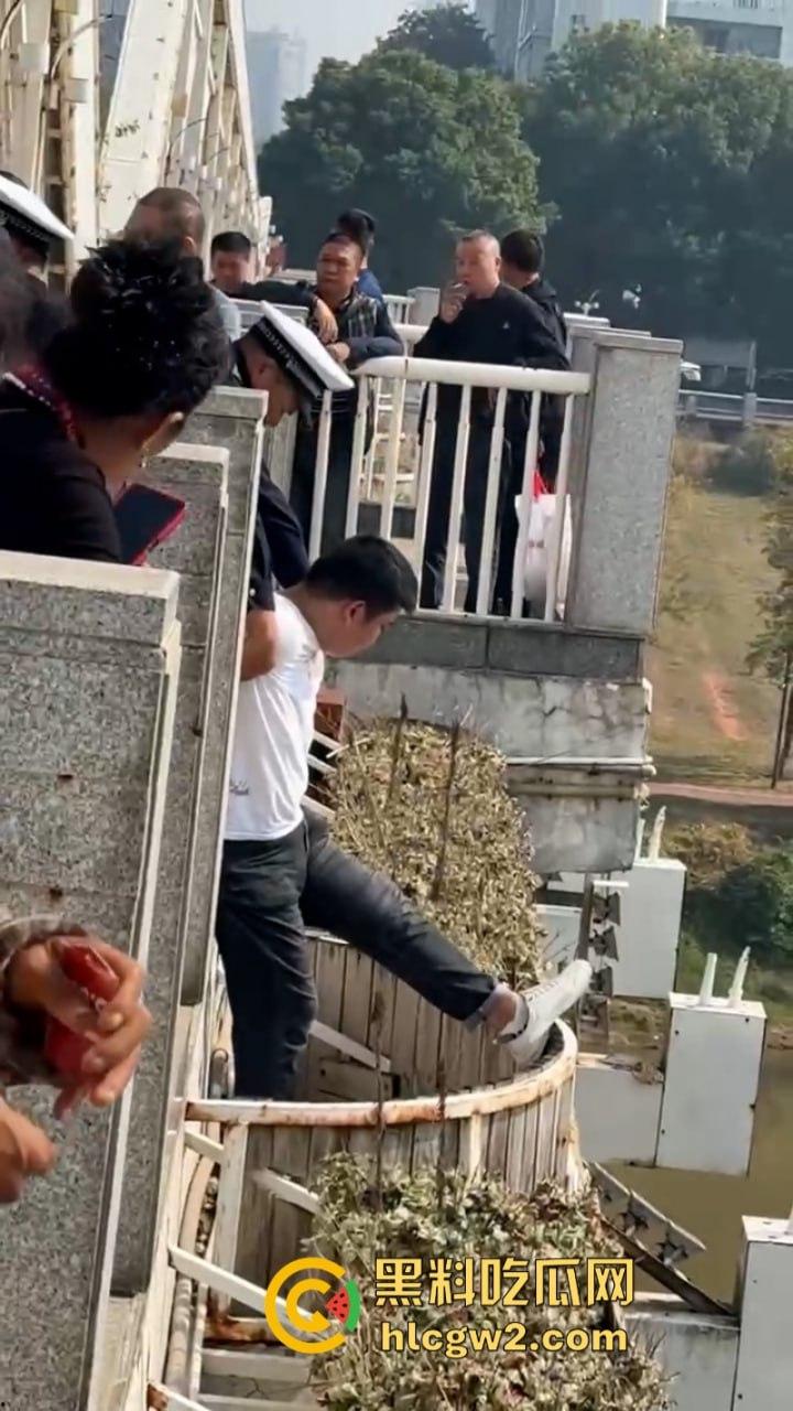 湖南衡阳小伙为求女友复合上演轻生苦肉计 中途又反悔 “桥不跳了,人还是要带走的!”-6