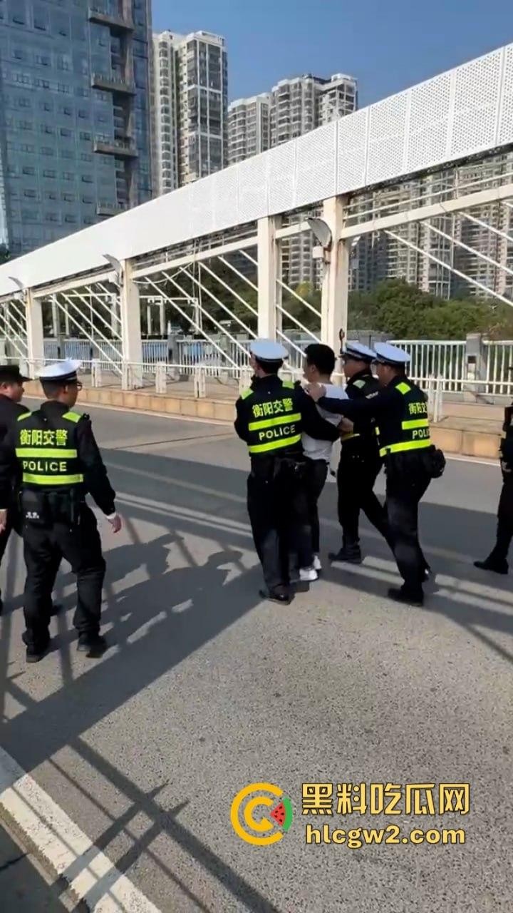 湖南衡阳小伙为求女友复合上演轻生苦肉计 中途又反悔 “桥不跳了,人还是要带走的!”-8