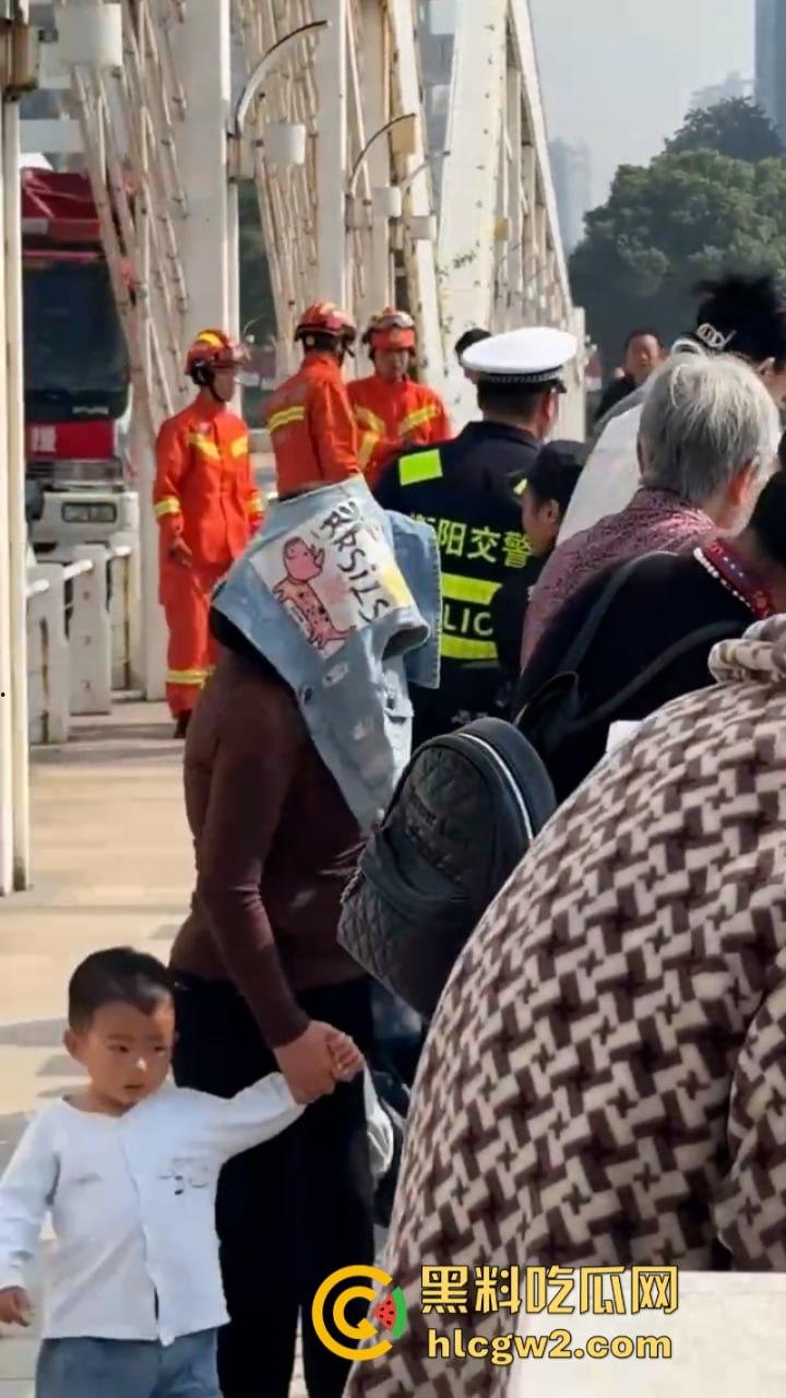 湖南衡阳小伙为求女友复合上演轻生苦肉计 中途又反悔 “桥不跳了,人还是要带走的!”-9