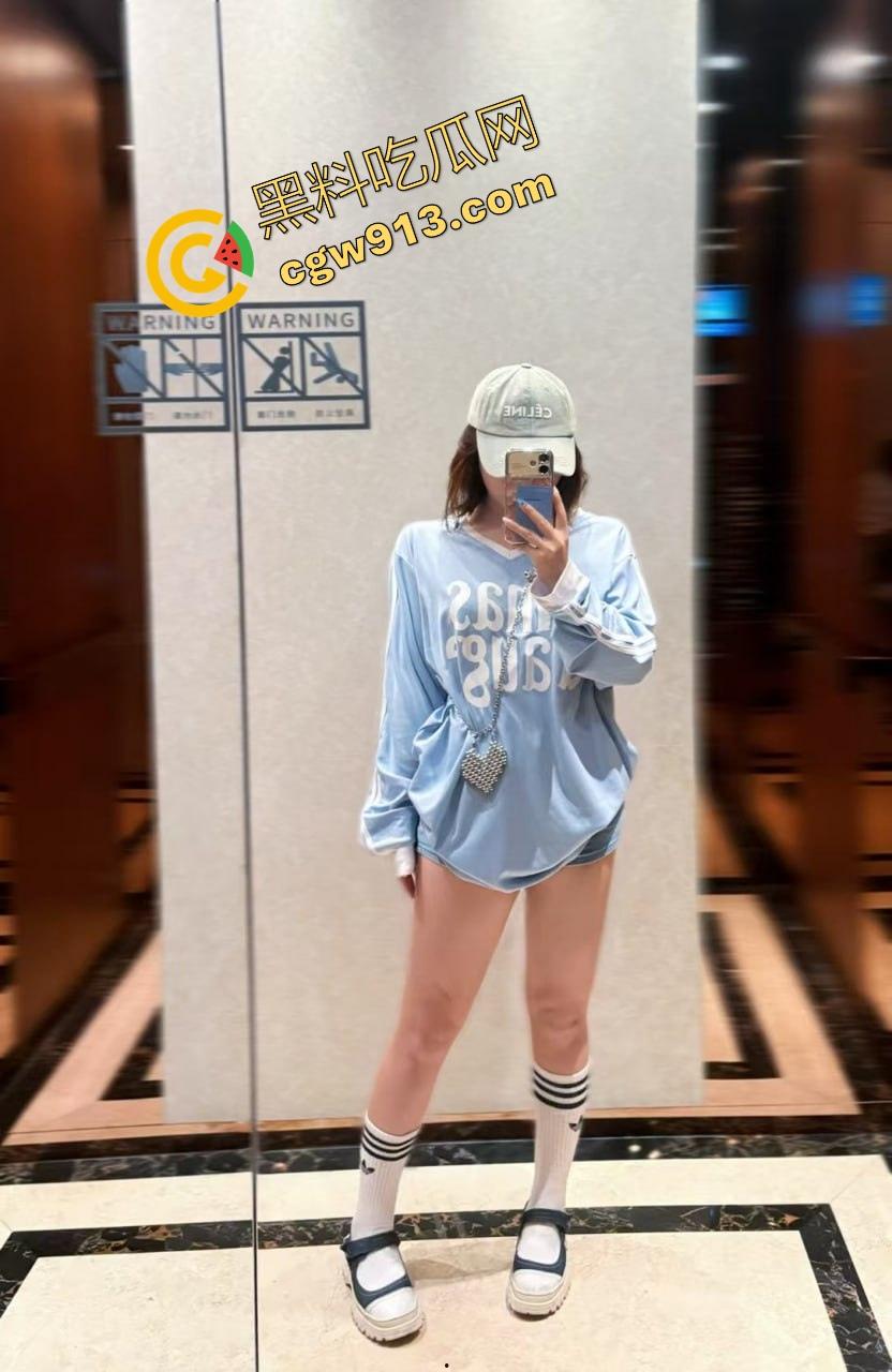 三十岁风骚已婚阿姨半夜敲我门,黑丝吊带内裤让我内射她,主动扒开骚穴让我舔,换着姿势猛干半小时!-3