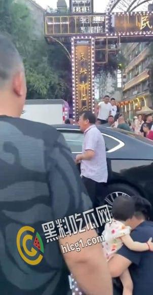 江苏连云港发生一起重大的交通事故!醉酒老头冲撞人群导致7死19伤!现场惨不忍睹!-5