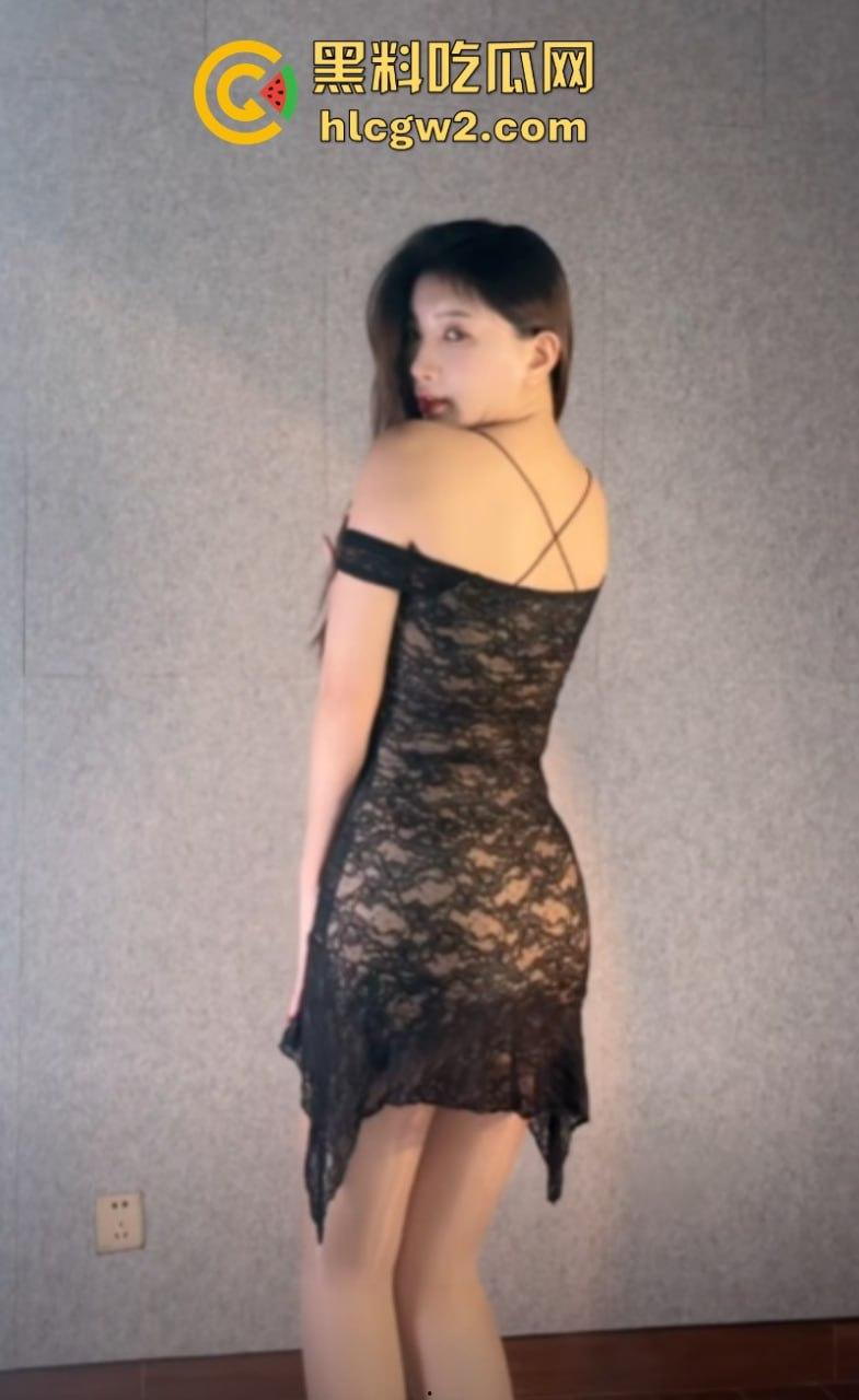 先天炮架圣体抖音网红【000】 付费福利流出 逆天美腿配黑丝 丁字骚裤抠肥逼 简直极品!-4