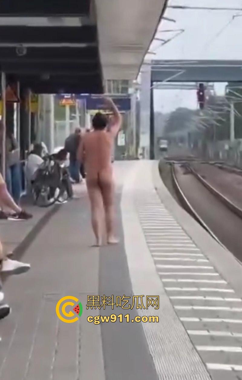 海外男子站台裸奔自杀,下定决心跳轨被火车碾压,身体碎片散落满地,画面血腥胆小勿入!-3