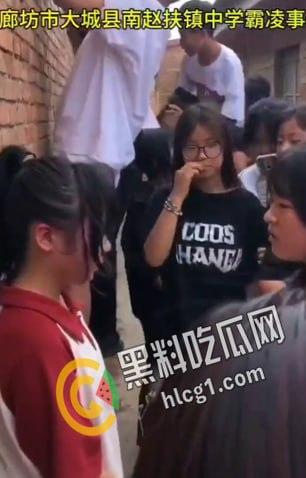 校园欺凌!河北廊坊大城县南赵扶镇某中学 几十个学生起哄狂扇女生耳光 可怜的女生只能缩在墙边任人宰割-5