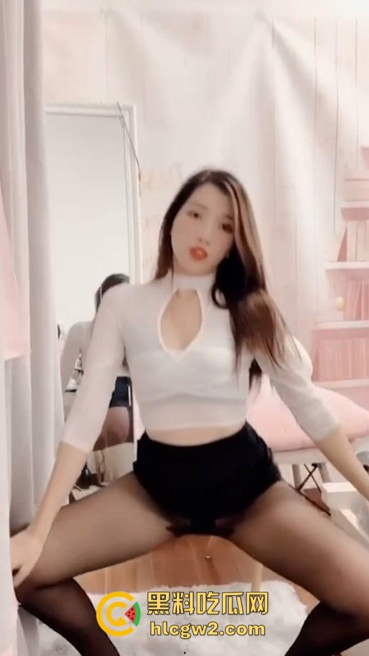 先天炮架圣体抖音网红【000】 付费福利流出 逆天美腿配黑丝 丁字骚裤抠肥逼 简直极品!-10