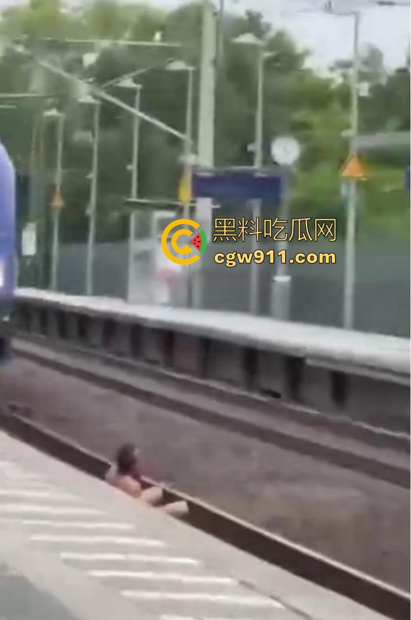 海外男子站台裸奔自杀,下定决心跳轨被火车碾压,身体碎片散落满地,画面血腥胆小勿入!-7