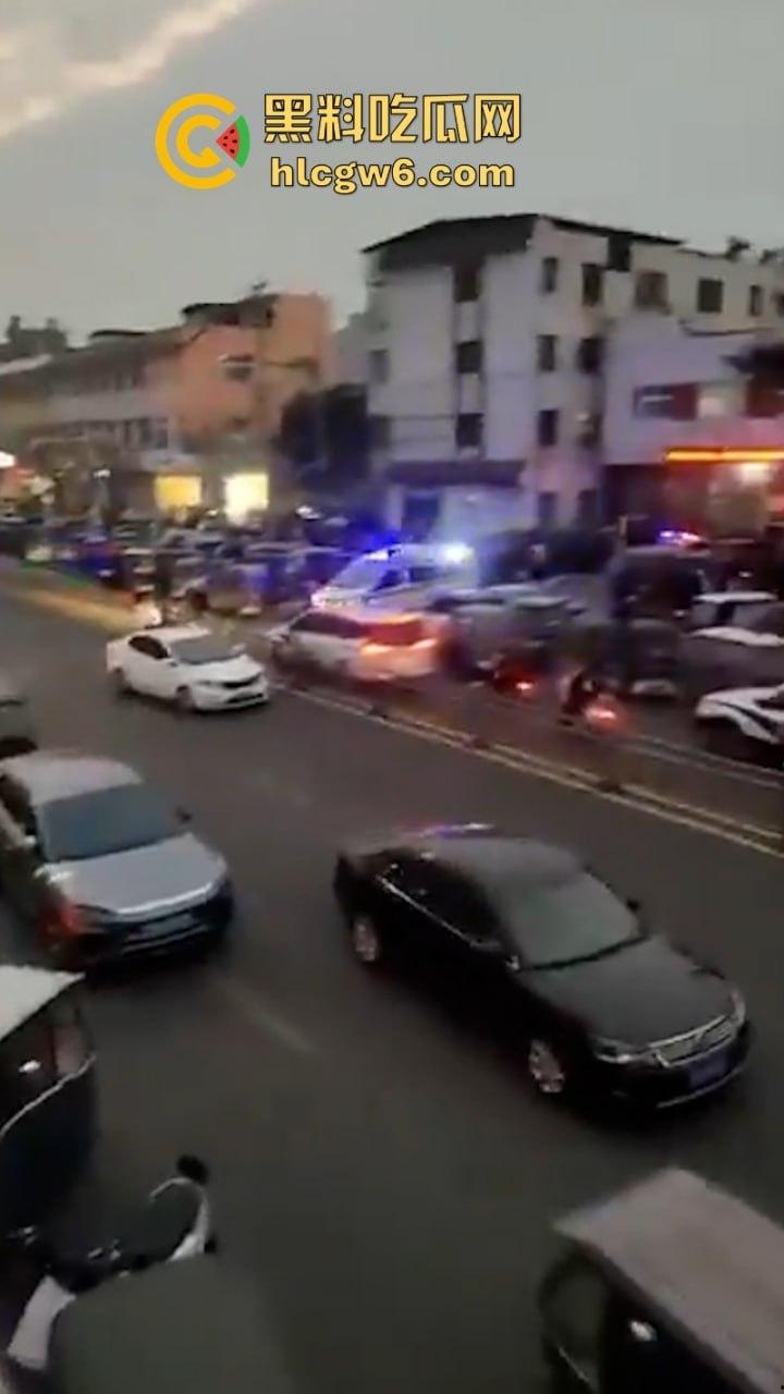 河南平顶山宝丰县奥迪变坦克疯狂碾压路人 四小学校多名学生受伤 家长崩溃场面失控 现场实拍流出-5