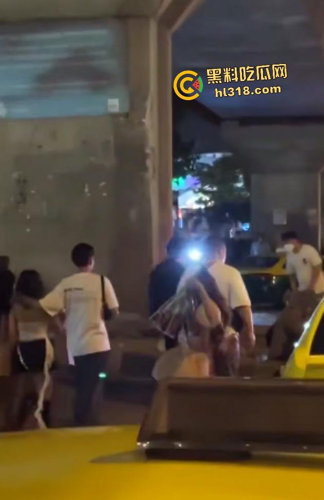 曼谷女子上街看到男友和其他女人说话,就像喝了醋坛子一样在街头追打,男友送花还被踹!-7