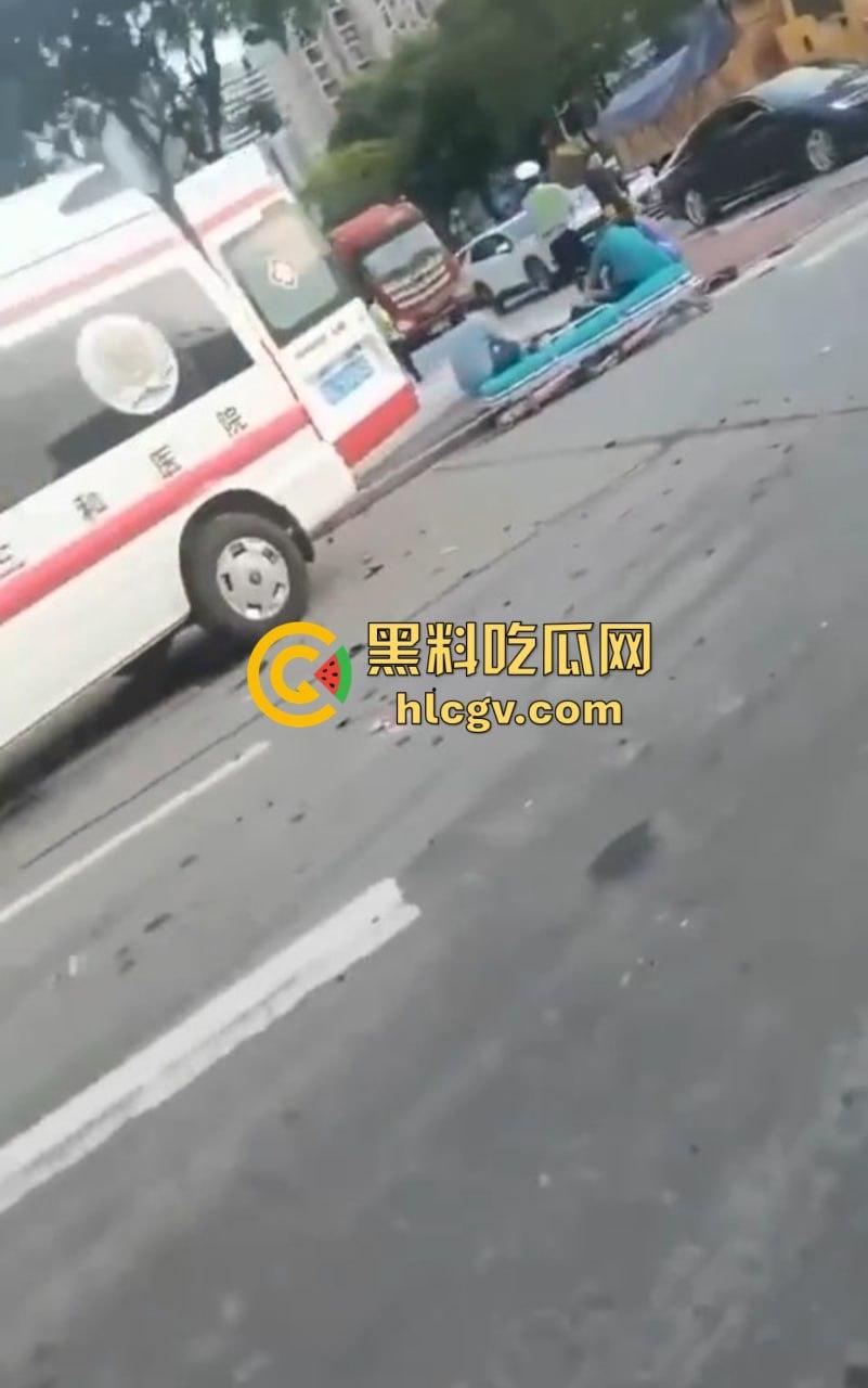 带妹飙到212码,大众车毁人亡!精神小伙翻车直播秒变吃席现场,欢迎瓜友围观!-4