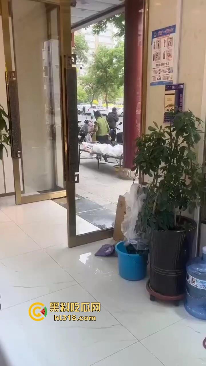 大屌老头街头撸管震惊路人,手握粗长肉棒猛甩,虽然尺寸惊人但我还是确信瓜友们的都比他的大很多!-1