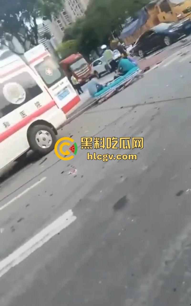 带妹飙到212码,大众车毁人亡!精神小伙翻车直播秒变吃席现场,欢迎瓜友围观!-8