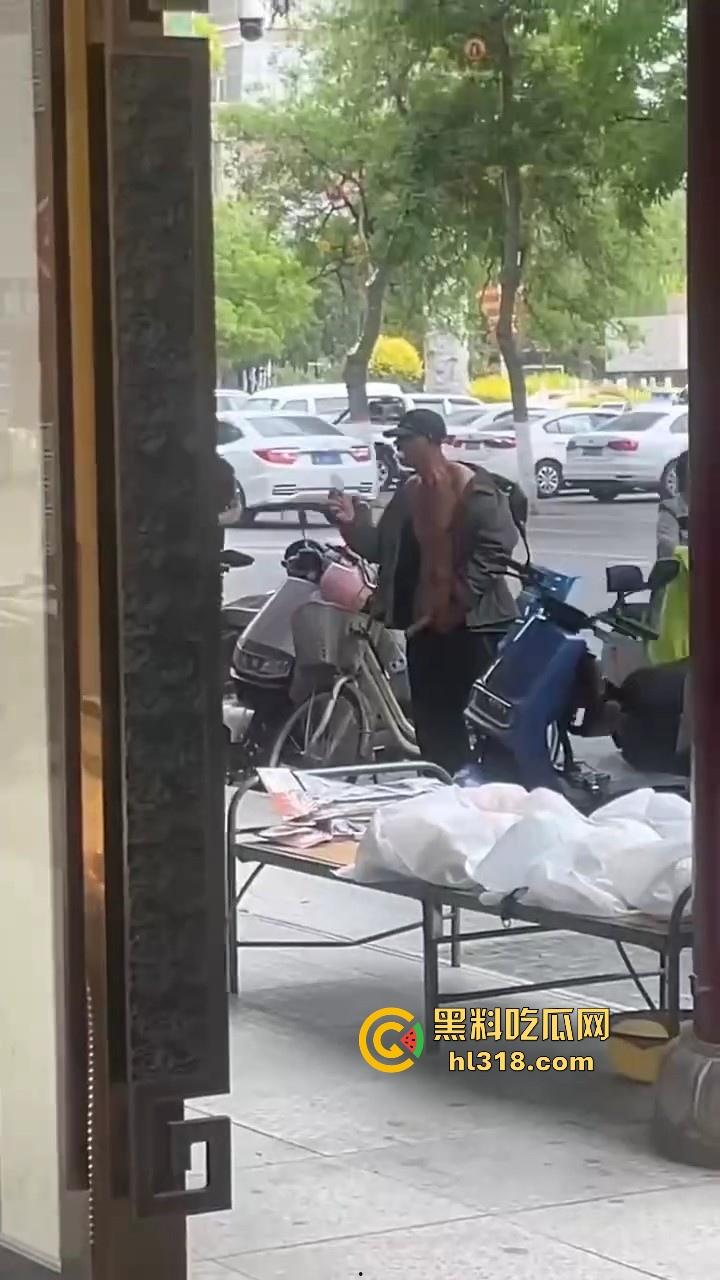 大屌老头街头撸管震惊路人,手握粗长肉棒猛甩,虽然尺寸惊人但我还是确信瓜友们的都比他的大很多!-4