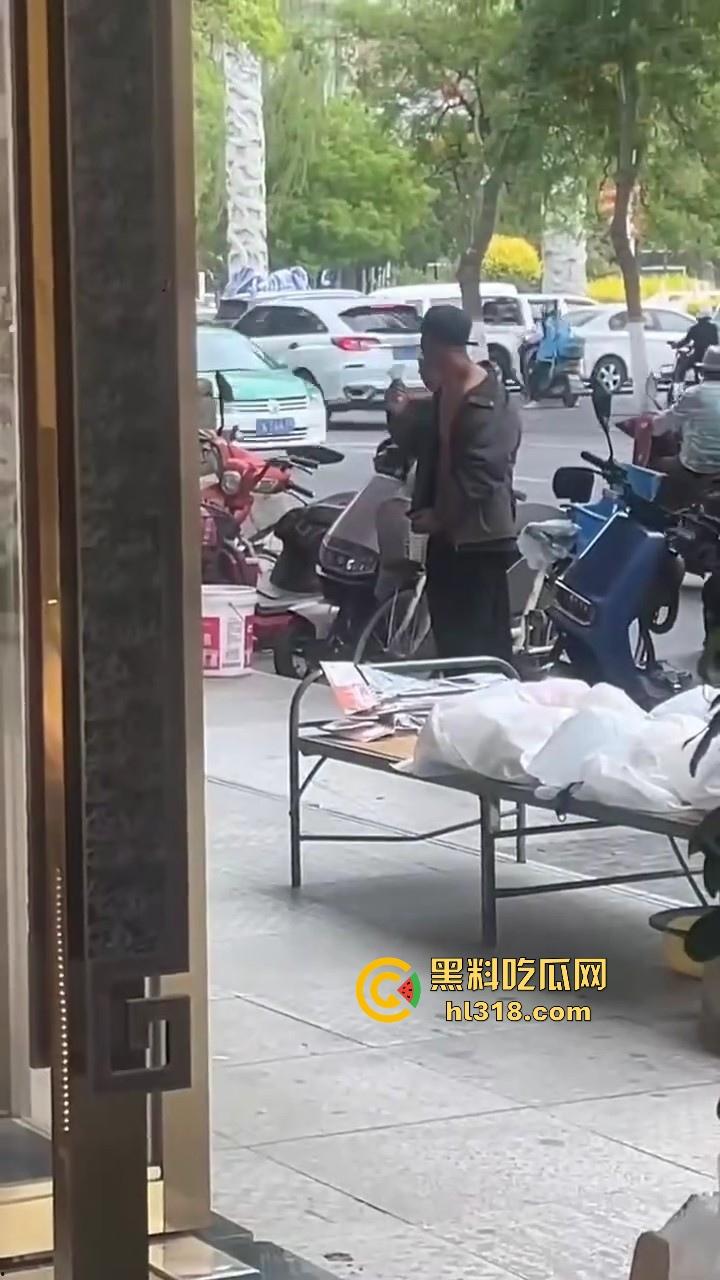 大屌老头街头撸管震惊路人,手握粗长肉棒猛甩,虽然尺寸惊人但我还是确信瓜友们的都比他的大很多!-6