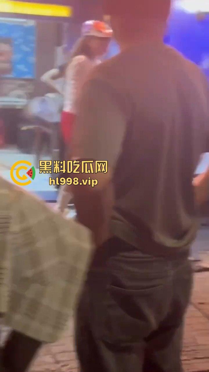 湖北武汉60岁大爷网恋奔现太激动！见红裙女子血压飙升，直接送医院抢救！-11