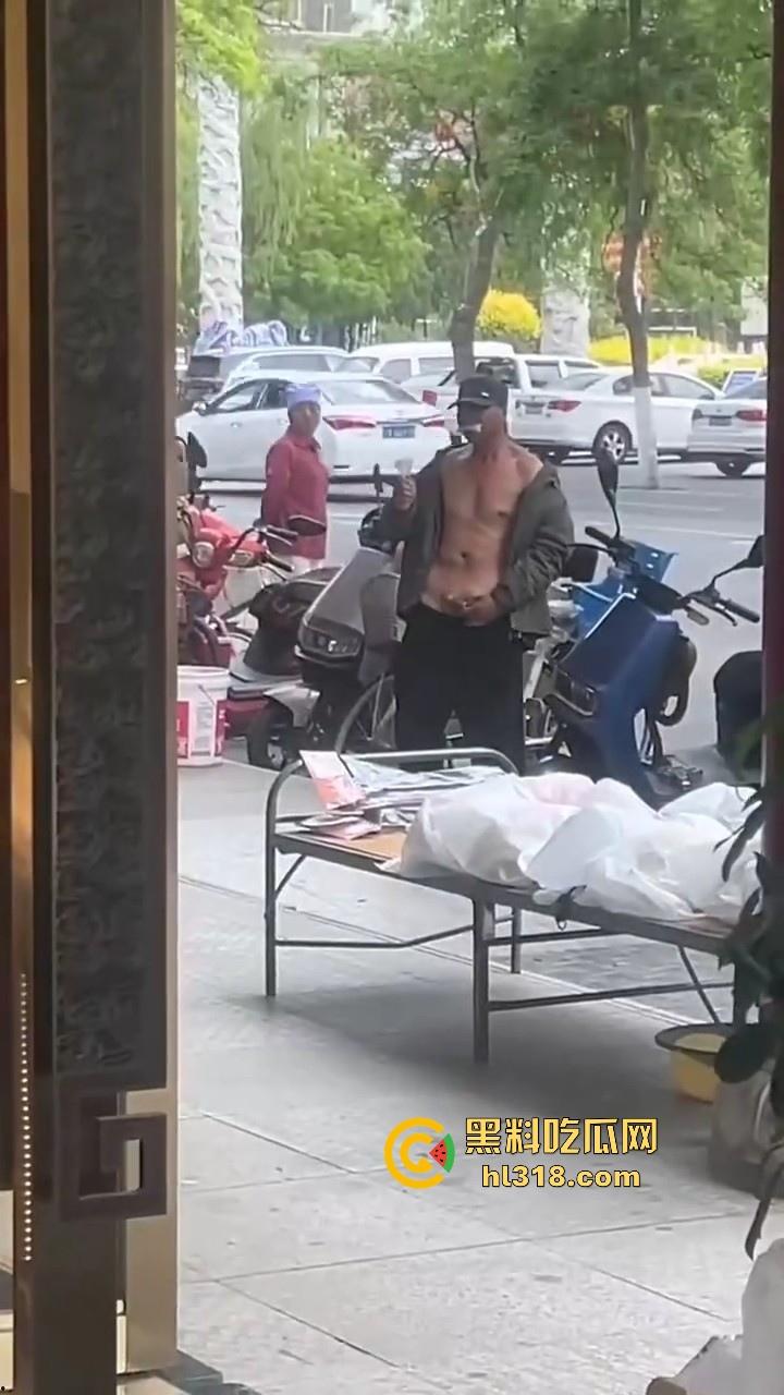 大屌老头街头撸管震惊路人,手握粗长肉棒猛甩,虽然尺寸惊人但我还是确信瓜友们的都比他的大很多!-7