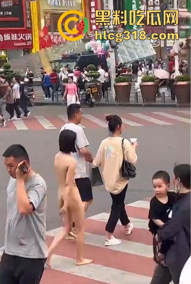 又是主人的任务吗?短发小妹全裸游街,毫无忌惮大庭广众下脱光衣服走秀,逼毛巨乳清晰可见!-4