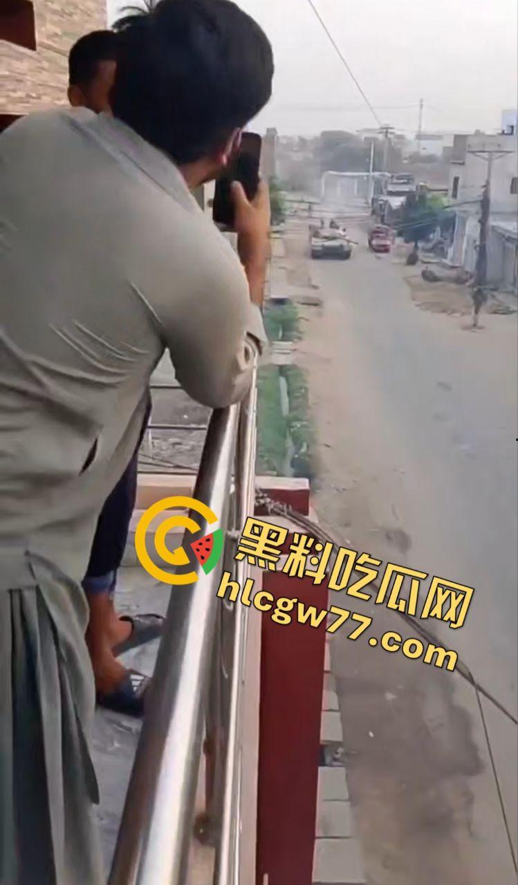 印巴局势炸裂!指挥官游戏玩多了,在游戏中的战术全部实施到现实中了!农民头被炸烂!-4