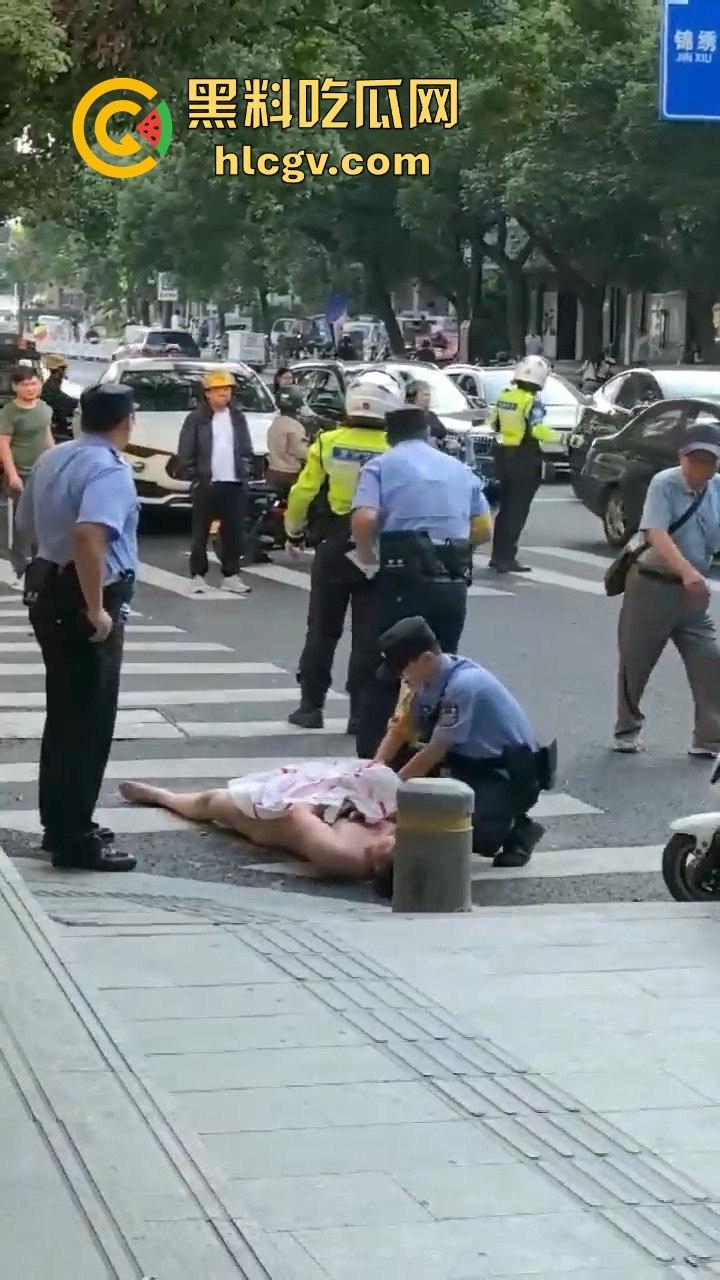 瓜友爆料大早上惊现裸奔疯子!当街骚扰女性,帽子叔叔出马才把他制服!-2