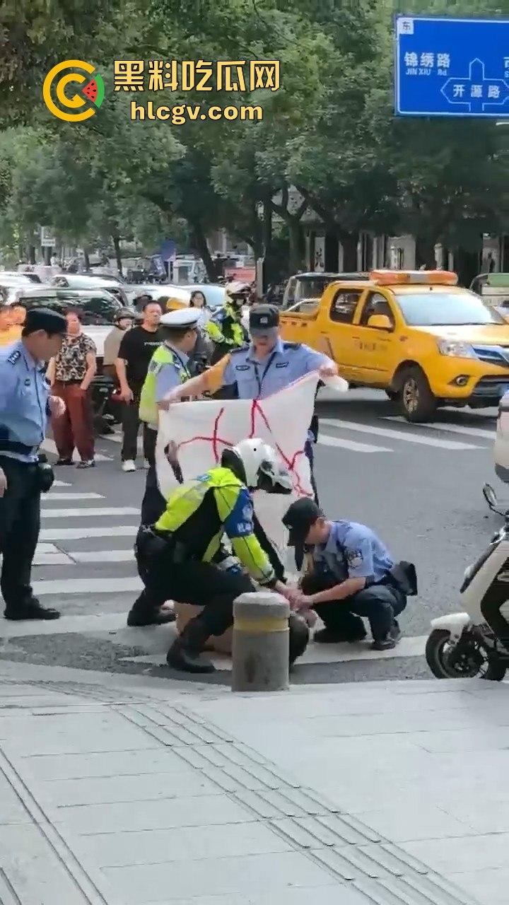 瓜友爆料大早上惊现裸奔疯子!当街骚扰女性,帽子叔叔出马才把他制服!-4