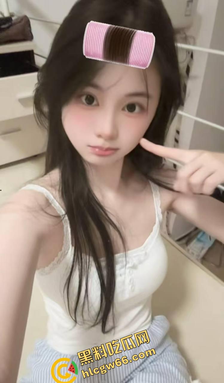 火车卧铺偷拍红内裤嫩妹,裤衩勒紧嫩缝露馅,掀裙偷看白腿夹得人心痒痒,这骚货睡梦中都欠干得要命!-1