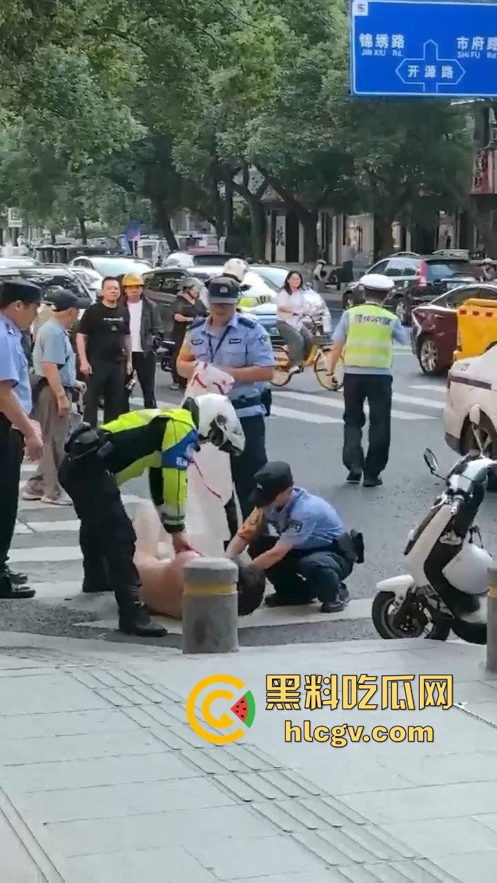 瓜友爆料大早上惊现裸奔疯子!当街骚扰女性,帽子叔叔出马才把他制服!-5