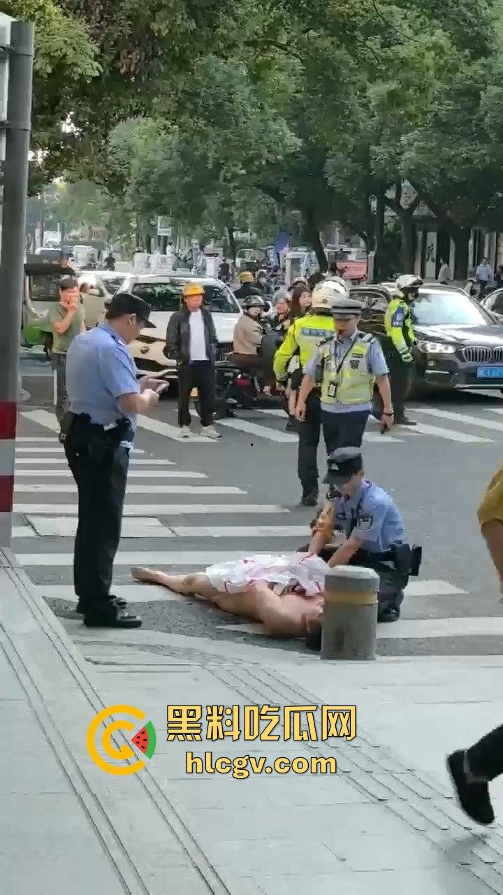 瓜友爆料大早上惊现裸奔疯子!当街骚扰女性,帽子叔叔出马才把他制服!-6