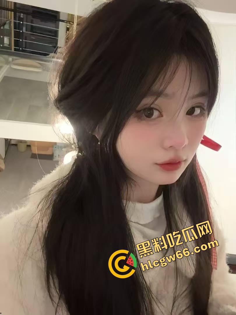 火车卧铺偷拍红内裤嫩妹,裤衩勒紧嫩缝露馅,掀裙偷看白腿夹得人心痒痒,这骚货睡梦中都欠干得要命!-3