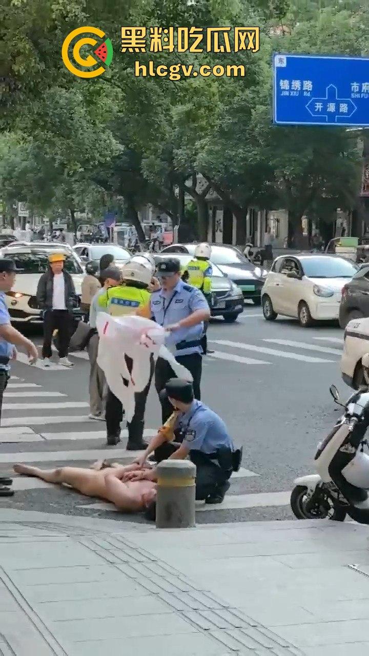 瓜友爆料大早上惊现裸奔疯子!当街骚扰女性,帽子叔叔出马才把他制服!-7