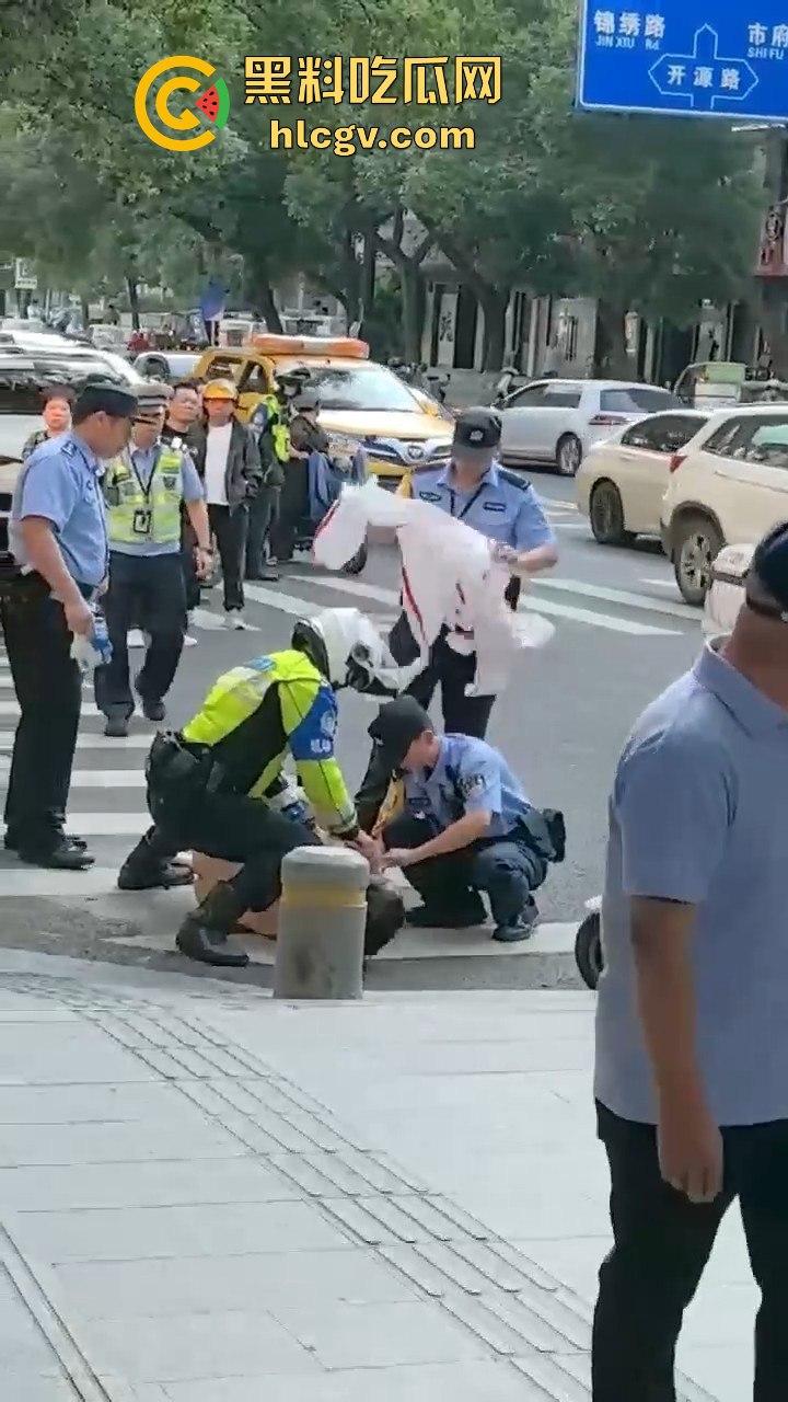 瓜友爆料大早上惊现裸奔疯子!当街骚扰女性,帽子叔叔出马才把他制服!-8