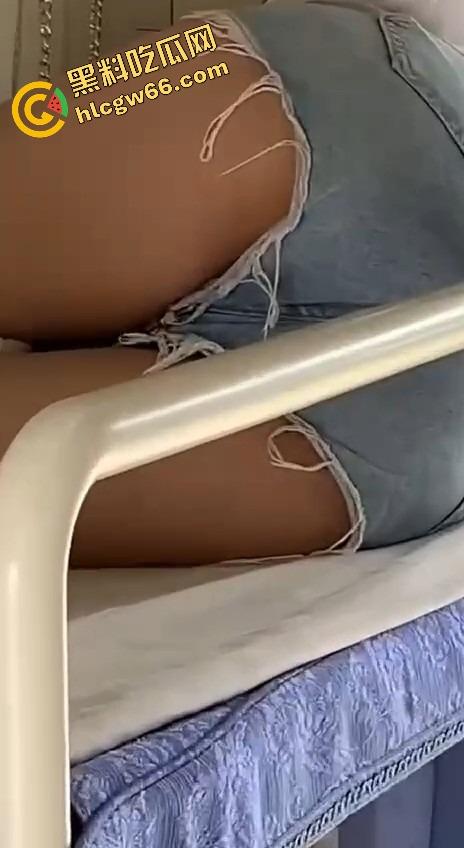 火车卧铺偷拍红内裤嫩妹,裤衩勒紧嫩缝露馅,掀裙偷看白腿夹得人心痒痒,这骚货睡梦中都欠干得要命!-9