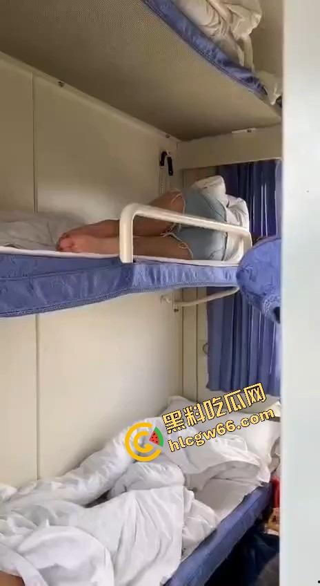 火车卧铺偷拍红内裤嫩妹,裤衩勒紧嫩缝露馅,掀裙偷看白腿夹得人心痒痒,这骚货睡梦中都欠干得要命!-11