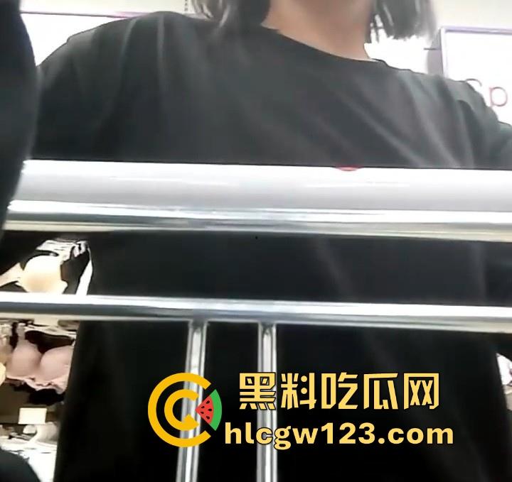 00后百合好闺蜜 都是极品性感萝莉 一起在商场玩露出 更衣间互舔自慰 鲍鱼超嫩强烈推荐!-5