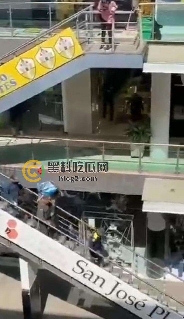 哥伦比亚珠宝店大劫案！伪警察武装劫匪火拼购物中心，保安中枪惊魂未定！-2