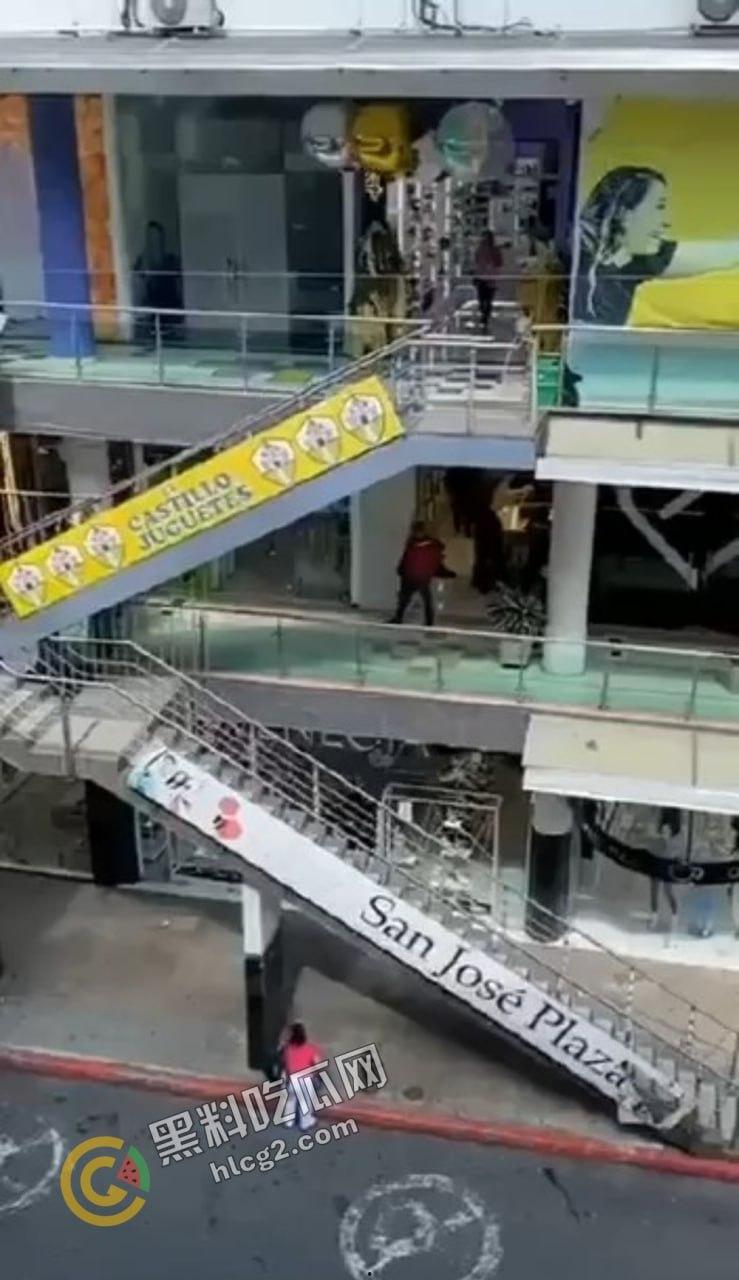 哥伦比亚珠宝店大劫案！伪警察武装劫匪火拼购物中心，保安中枪惊魂未定！-5