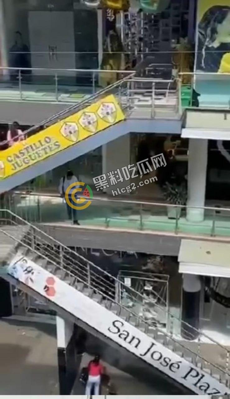 哥伦比亚珠宝店大劫案！伪警察武装劫匪火拼购物中心，保安中枪惊魂未定！-7