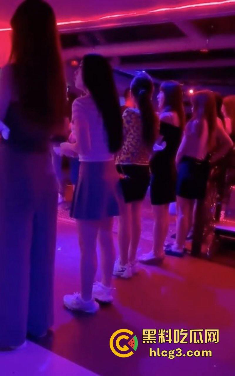 “十元一摸”成都夜生活的性故事 现在知道莎莎舞是怎么玩的了吧!不行了!扶我去成都-8