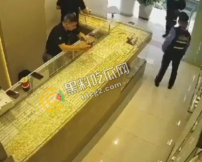 哥伦比亚珠宝店大劫案！伪警察武装劫匪火拼购物中心，保安中枪惊魂未定！-8