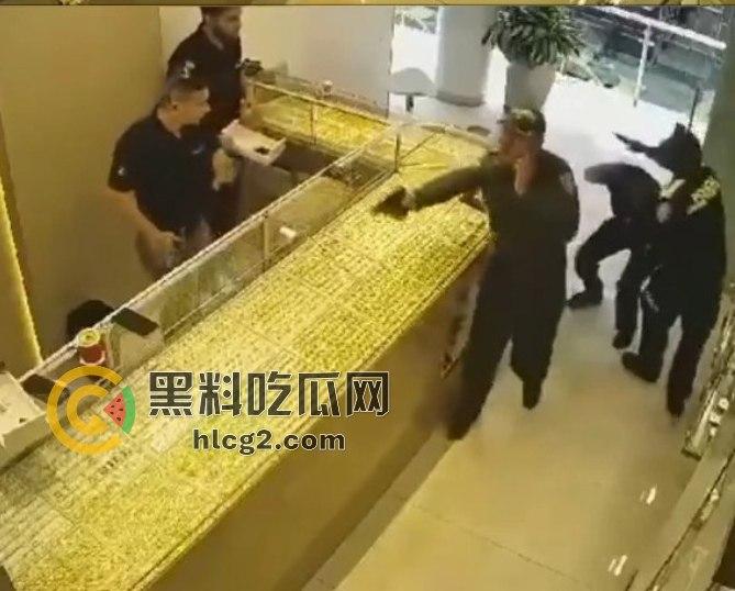 哥伦比亚珠宝店大劫案！伪警察武装劫匪火拼购物中心，保安中枪惊魂未定！-9